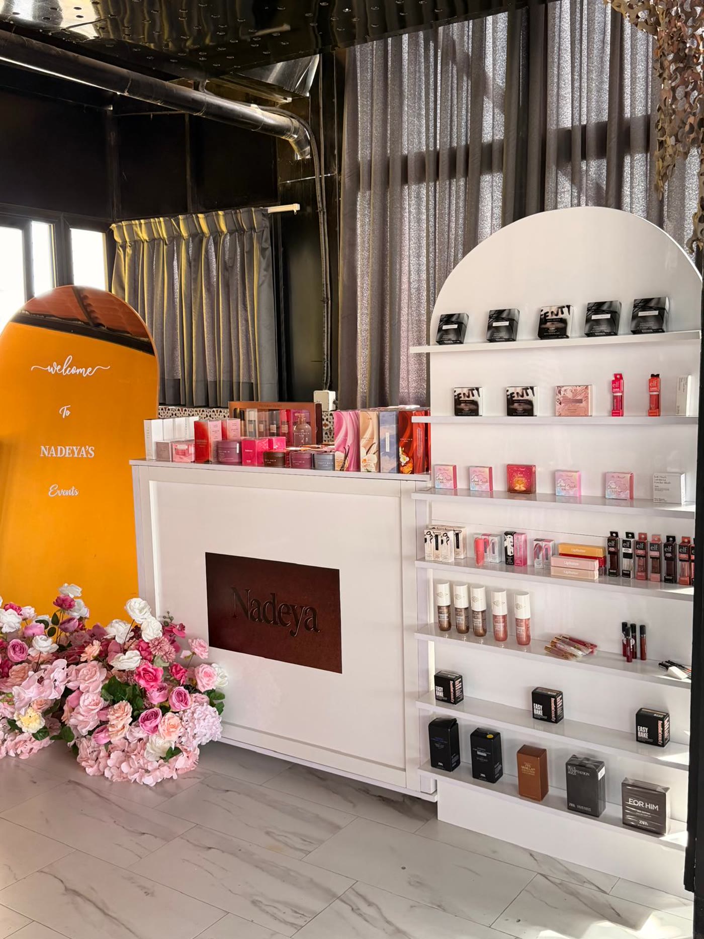 La boutique Nadeya à Dakar : le comptoir, les étagères et l’enseigne