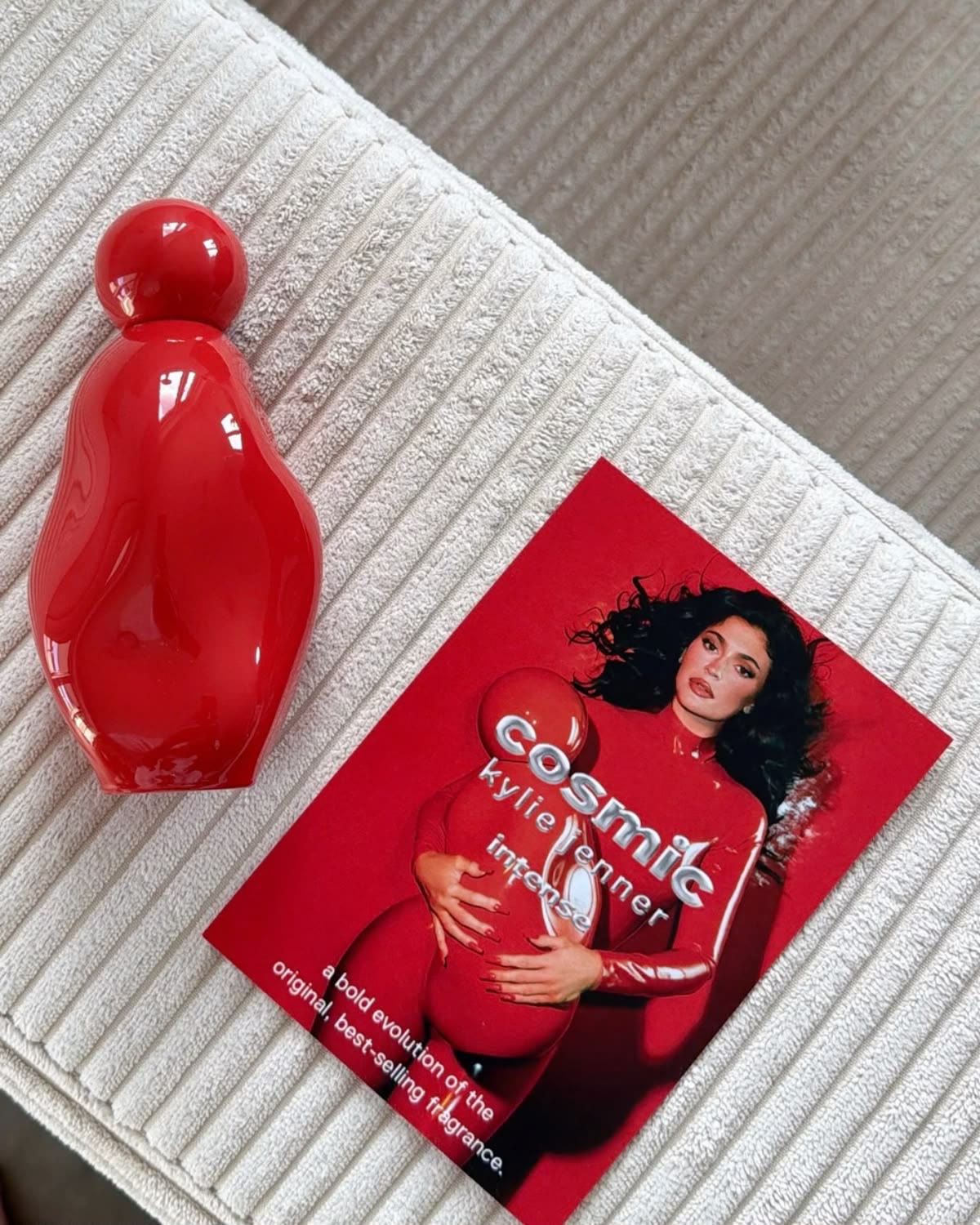 Cosmic Intense de Kylie Jenner, avec la carte officielle de la marque