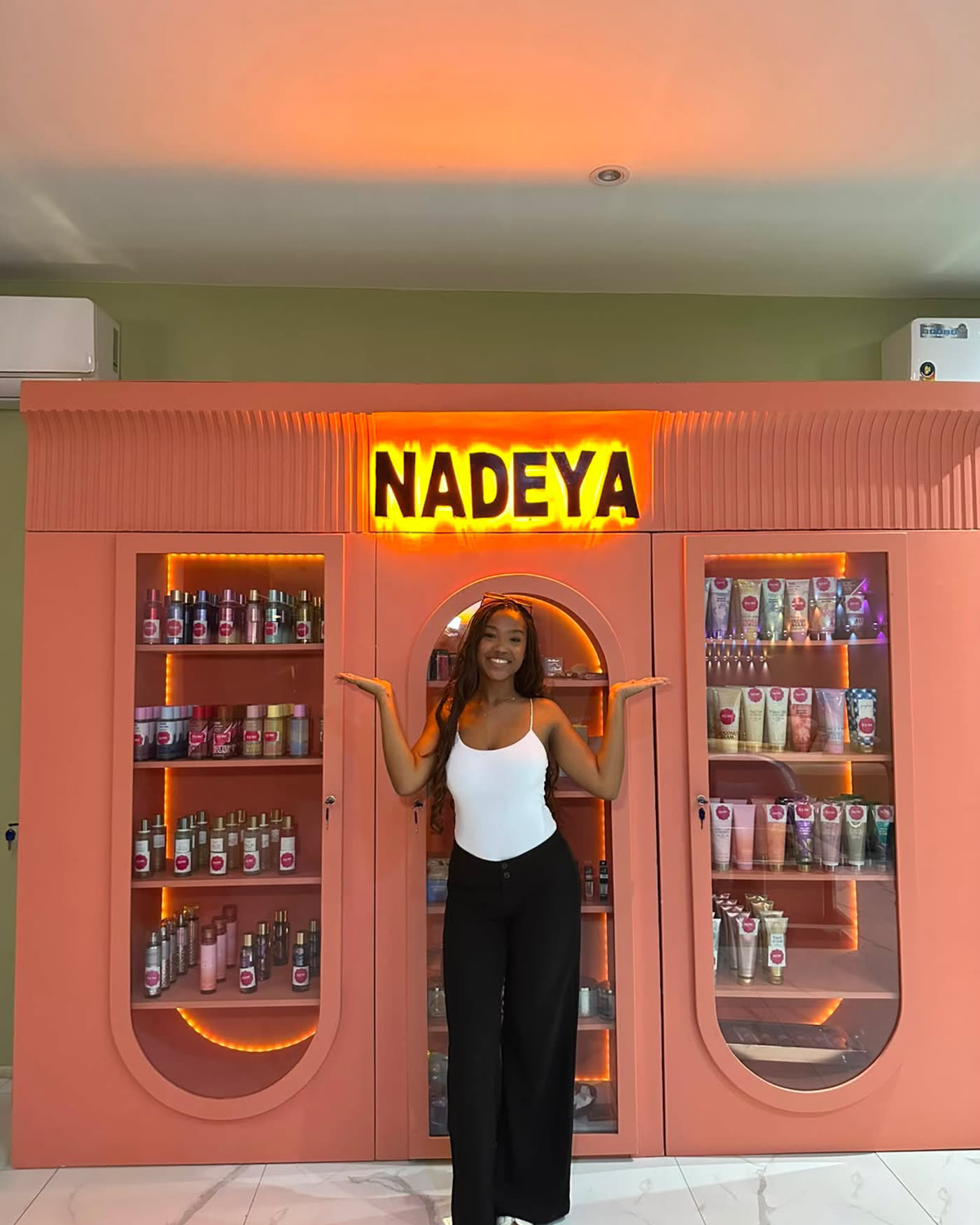 Nadeya devant l’armoire de la boutique, à Dakar
